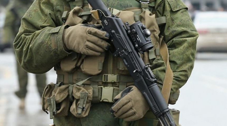 Militar arestat după atac militar în Crimeea cu victime civile în Sevastopol, inclusiv trei civili și un camarad uciși în incident. | sursa foto: News.ro Militar arestat după atac militar în Crimeea cu victime civile în Sevastopol, inclusiv trei civili și un camarad uciși în incident. | sursa foto: News.ro