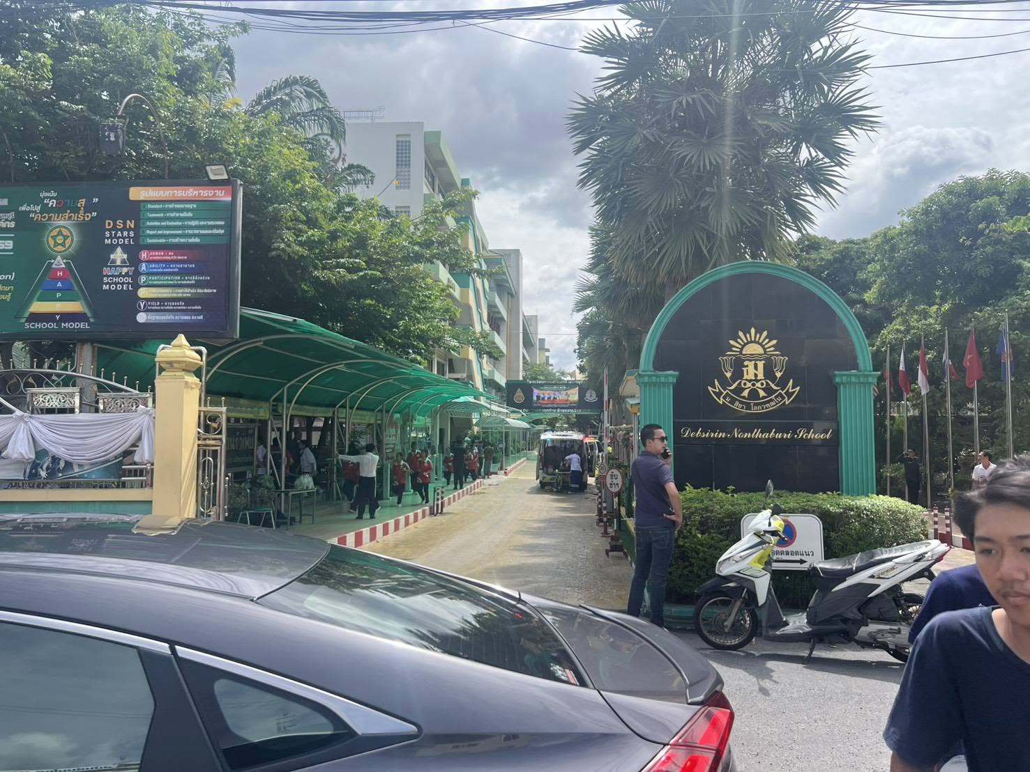 Elevi evacuați din școala Debsirin Nonthaburi după atac armat școală, victime atac armat asistate de paramedici lângă ambulanță, elev atacator sinucis. | sursa foto: News.ro Elevi evacuați din școala Debsirin Nonthaburi după atac armat școală, victime atac armat asistate de paramedici lângă ambulanță, elev atacator sinucis. | sursa foto: News.ro
