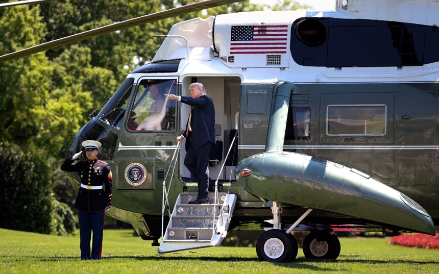 Elicopterul Marine One zburând aproape de un avion de linie la Aeroportul Reagan, ilustrând incident Marine One, reguli FAA și anchetă securitate aeriană. | sursa foto: News.ro Elicopterul Marine One zburând aproape de un avion de linie la Aeroportul Reagan, ilustrând incident Marine One, reguli FAA și anchetă securitate aeriană. | sursa foto: News.ro