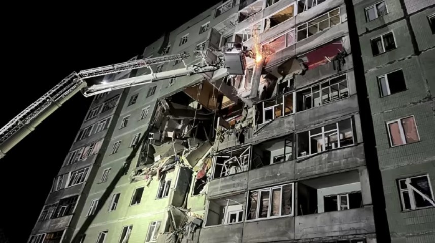 Bloc de locuințe avariat grav în Harkov după atacuri Ucraina Rusia, cu victime civile și echipe de urgență la fața locului. | sursa foto: News.ro Bloc de locuințe avariat grav în Harkov după atacuri Ucraina Rusia, cu victime civile și echipe de urgență la fața locului. | sursa foto: News.ro