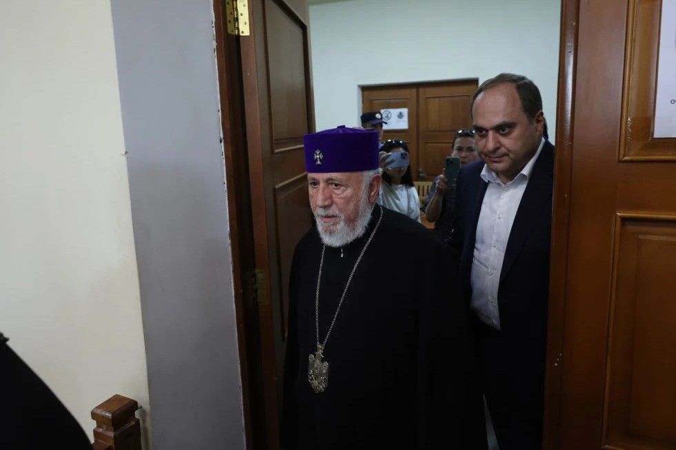 Liderul Bisericii Apostolice Armenia și șase clerici în sala de judecată în procesul Biserica Apostolică Armenia, conflict guvern Biserică și tensiuni Armenia Rusia. | sursa foto: News.ro Liderul Bisericii Apostolice Armenia și șase clerici în sala de judecată în procesul Biserica Apostolică Armenia, conflict guvern Biserică și tensiuni Armenia Rusia. | sursa foto: News.ro