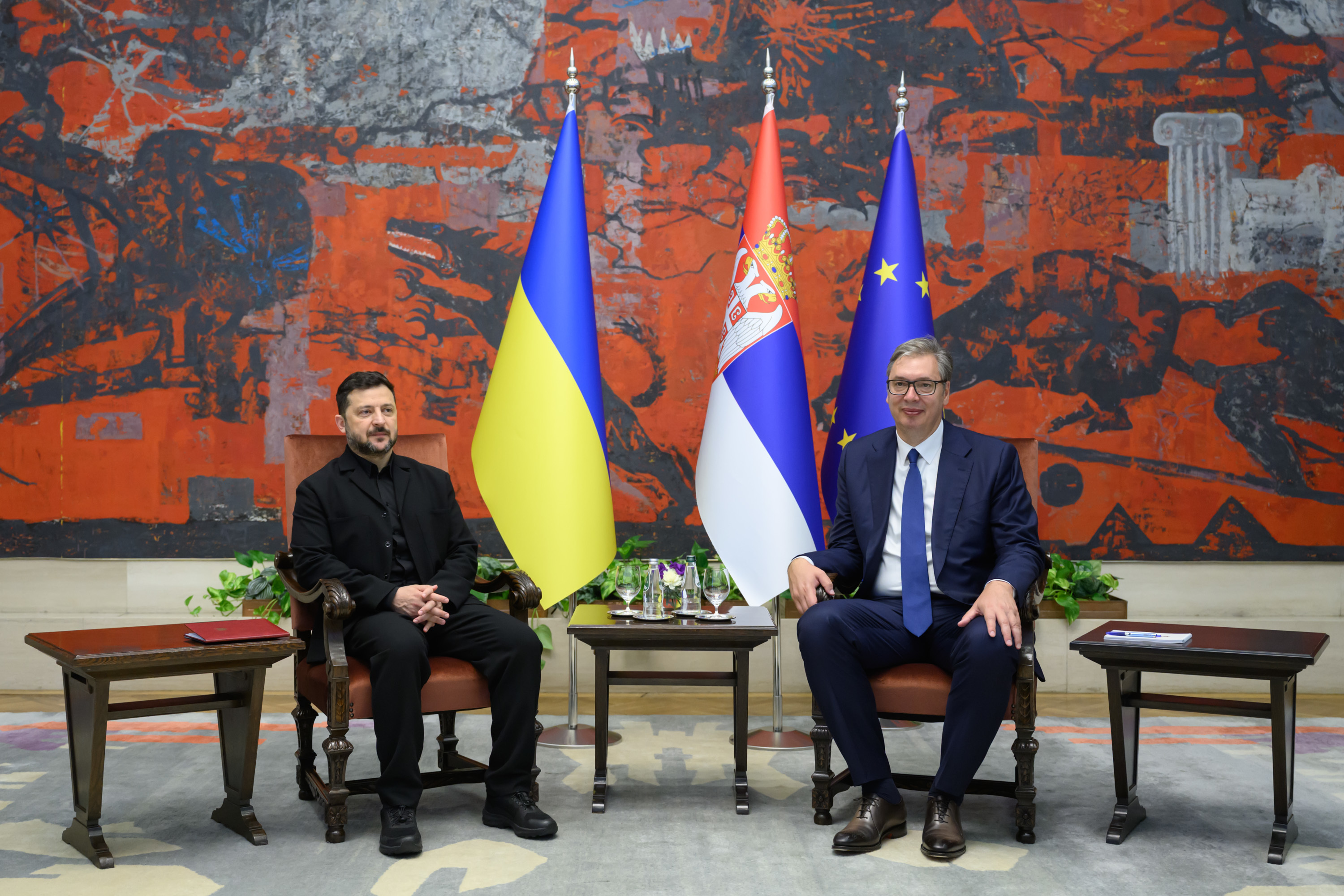 Volodimir Zelenski și Aleksandar Vučić discutând la Belgrad despre aderarea Serbiei la UE și ajutorul umanitar pentru Ucraina în război. | sursa foto: News.ro Volodimir Zelenski și Aleksandar Vučić discutând la Belgrad despre aderarea Serbiei la UE și ajutorul umanitar pentru Ucraina în război. | sursa foto: News.ro