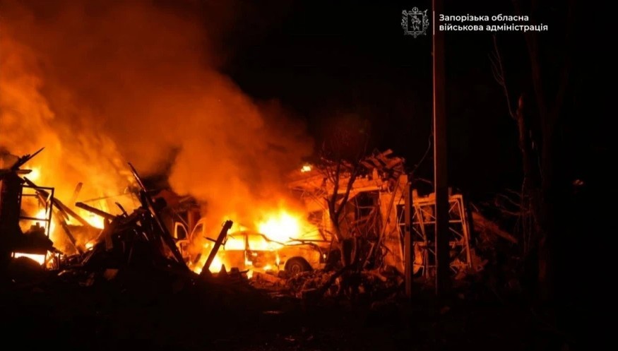 Blocuri de locuințe avariate și o mașină în flăcări după atacuri rusești Ucraina cu rachete balistice, victime atacuri în Zaporojie și Dnipropetrovsk | sursa foto: News.ro Blocuri de locuințe avariate și o mașină în flăcări după atacuri rusești Ucraina cu rachete balistice, victime atacuri în Zaporojie și Dnipropetrovsk | sursa foto: News.ro