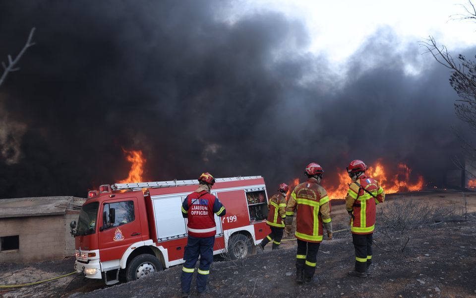Flăcări mari în pădurea din apropiere de Atena, cu fum dens și vânt puternic, în timpul evacuării localității Agios Stylianos. | sursa foto: News.ro Flăcări mari în pădurea din apropiere de Atena, cu fum dens și vânt puternic, în timpul evacuării localității Agios Stylianos. | sursa foto: News.ro