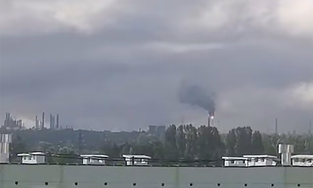 Fum dens ridicându-se deasupra rafinăriei petrol TANECO din Nijnekamsk după atac drone Ucraina cu victime atac confirmate. | sursa foto: News.ro Fum dens ridicându-se deasupra rafinăriei petrol TANECO din Nijnekamsk după atac drone Ucraina cu victime atac confirmate. | sursa foto: News.ro