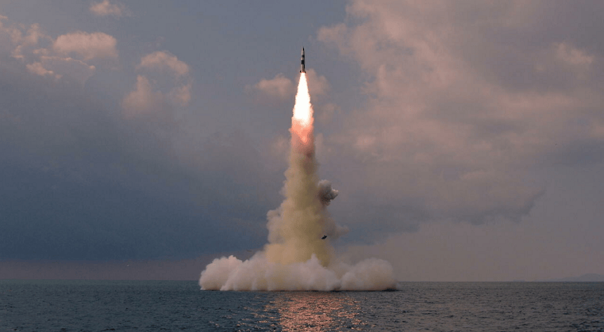 Rachetă nord-coreeană lansată din Wonsan peste mare, în contextul exercițiilor militare SUA-Coreea de Sud și tensiunilor regionale crescânde. | sursa foto: News.ro Rachetă nord-coreeană lansată din Wonsan peste mare, în contextul exercițiilor militare SUA-Coreea de Sud și tensiunilor regionale crescânde. | sursa foto: News.ro