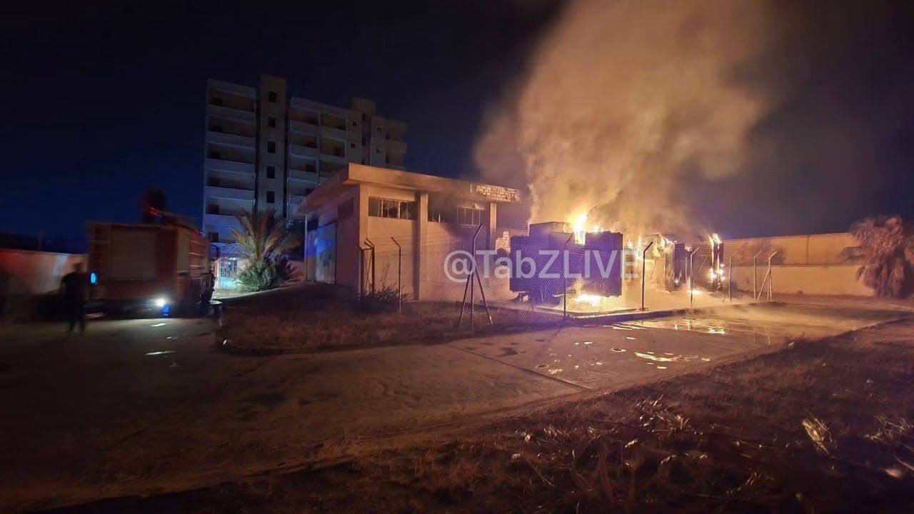 Staţie electrică avariată în Zawiya după atac cu drone, cauzând pană curent Zawiya și afectând infrastructura energetică Libia. | sursa foto: News.ro Staţie electrică avariată în Zawiya după atac cu drone, cauzând pană curent Zawiya și afectând infrastructura energetică Libia. | sursa foto: News.ro