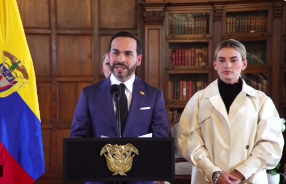 Președintele Columbiei discutând cu oficiali americani despre suspendarea taxelor vamale Columbia după cutremur devastator și relații diplomatice SUA-Columbia. | sursa foto: News.ro Președintele Columbiei discutând cu oficiali americani despre suspendarea taxelor vamale Columbia după cutremur devastator și relații diplomatice SUA-Columbia. | sursa foto: News.ro