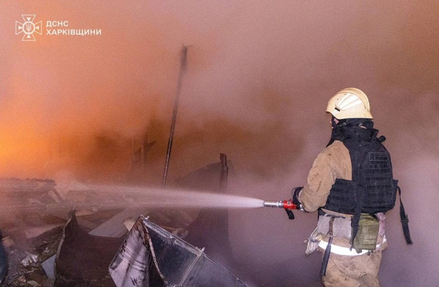 Fum dens și flăcări ridicându-se deasupra clădirilor nerezidențiale din Kiev după atac rusesc Ucraina cu rachete balistice și incendii Kiev | sursa foto: News.ro Fum dens și flăcări ridicându-se deasupra clădirilor nerezidențiale din Kiev după atac rusesc Ucraina cu rachete balistice și incendii Kiev | sursa foto: News.ro