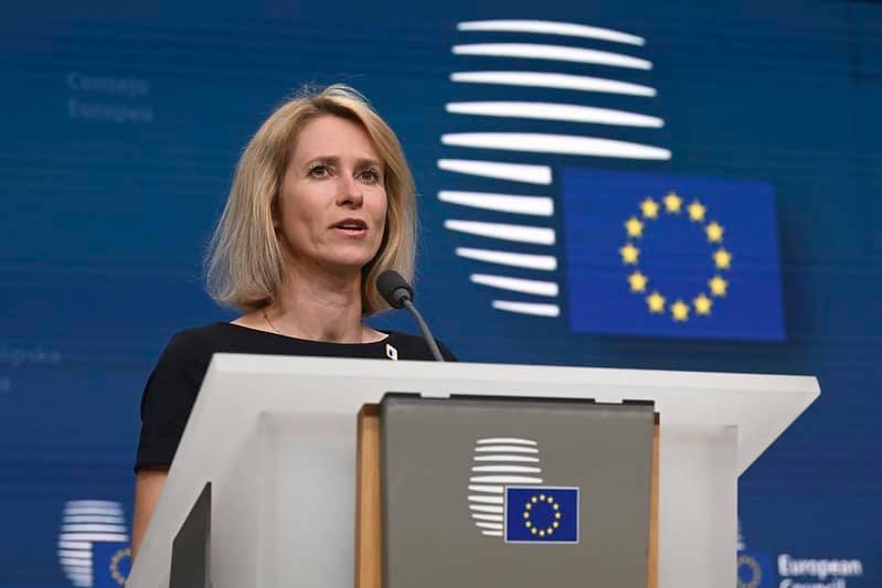 Kaja Kallas susținând o conferință de presă despre noul pachet sancțiuni UE Rusia în contextul războiului Ucraina, cu steagul UE în fundal. | sursa foto: News.ro Kaja Kallas susținând o conferință de presă despre noul pachet sancțiuni UE Rusia în contextul războiului Ucraina, cu steagul UE în fundal. | sursa foto: News.ro