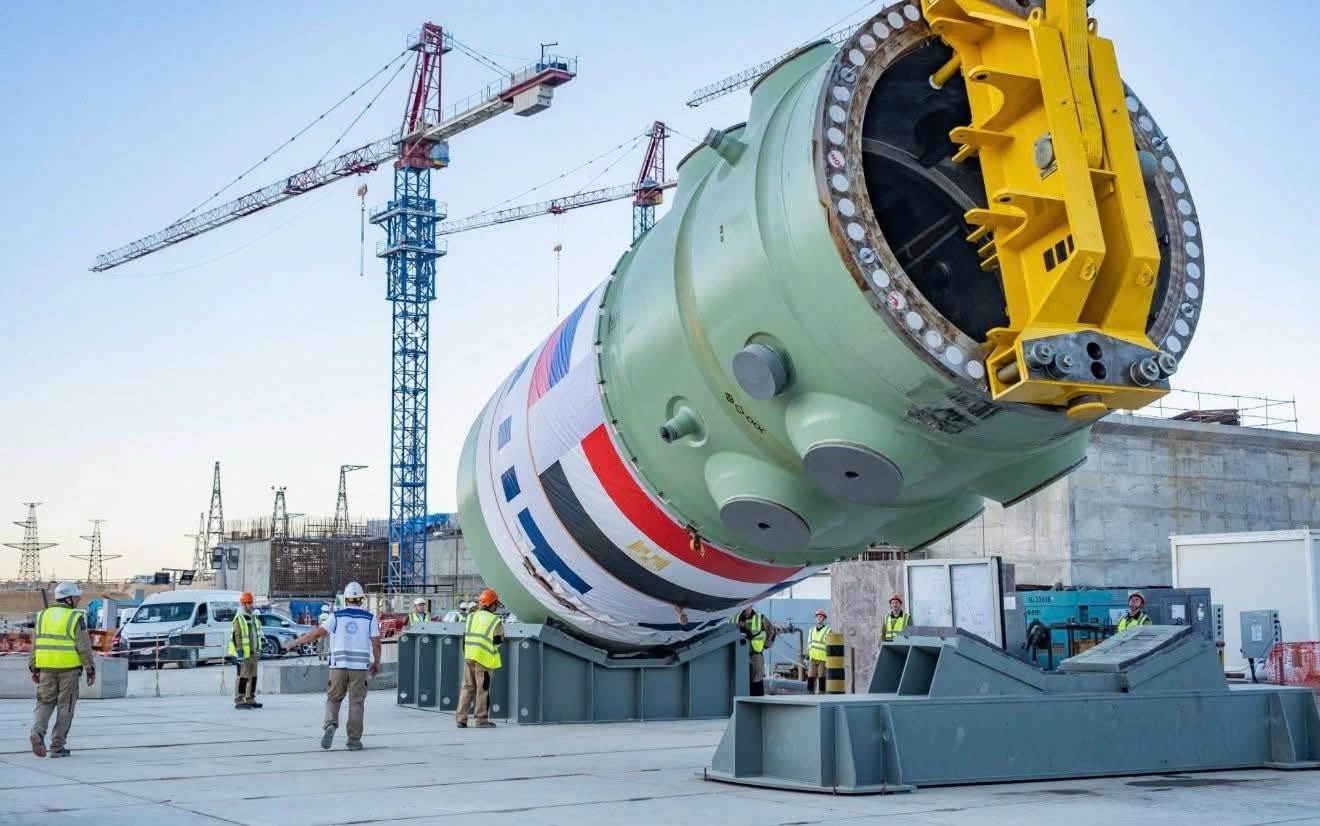 Panoramă a șantierului centralei nucleare El Dabaa în Egipt, cu echipe Rosatom și echipamente pentru siguranță nucleară vizibile în fundal. | sursa foto: News.ro Panoramă a șantierului centralei nucleare El Dabaa în Egipt, cu echipe Rosatom și echipamente pentru siguranță nucleară vizibile în fundal. | sursa foto: News.ro