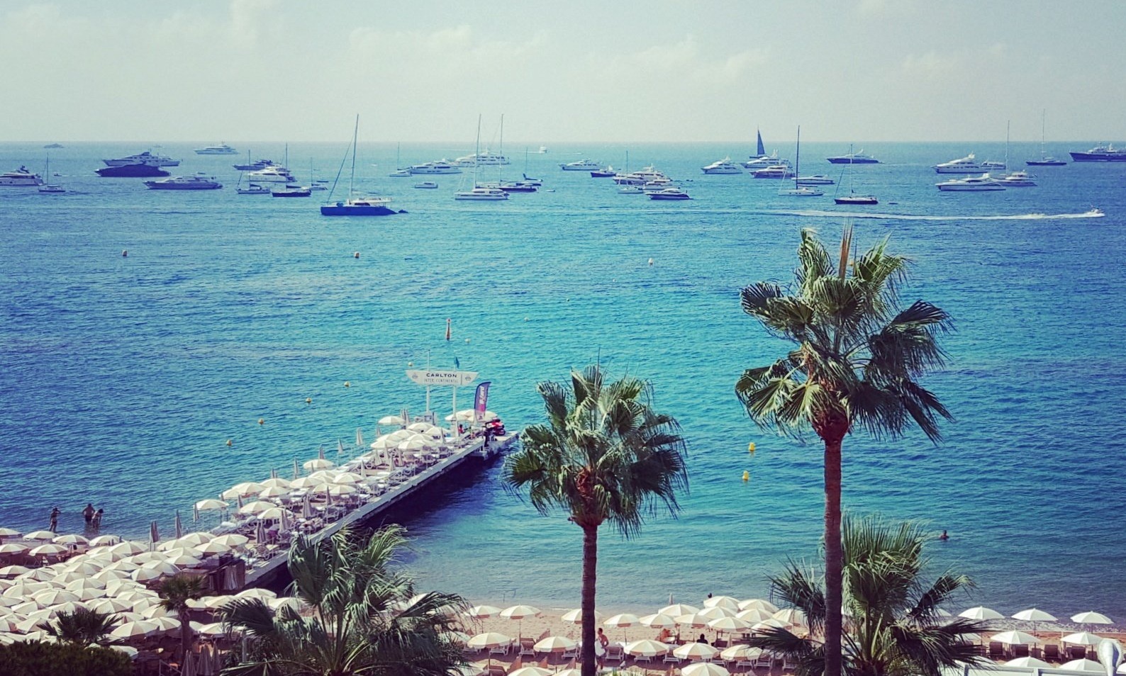 Ambarcațiuni avariate în golful Cannes în timpul coliziunii, echipe de salvare maritimă intervenind pentru răniți accident nautic și căutarea dispărutului. | sursa foto: News.ro Ambarcațiuni avariate în golful Cannes în timpul coliziunii, echipe de salvare maritimă intervenind pentru răniți accident nautic și căutarea dispărutului. | sursa foto: News.ro