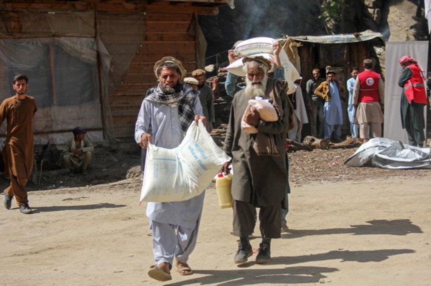 Camioane încărcate cu ajutor umanitar Afganistan trec frontiera terestră Pakistan pentru a combate foametea acută Afganistan în zone afectate. | sursa foto: News.ro Camioane încărcate cu ajutor umanitar Afganistan trec frontiera terestră Pakistan pentru a combate foametea acută Afganistan în zone afectate. | sursa foto: News.ro