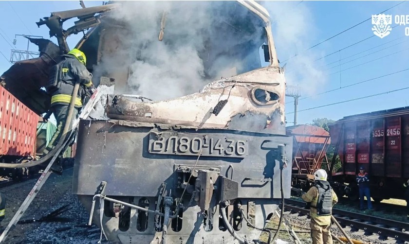 Locomotivă avariată în urma atacului dronă tren, cu flăcări și mecanic locomotivă decedat, pasageri evacuați în siguranță lângă tren. | sursa foto: News.ro Locomotivă avariată în urma atacului dronă tren, cu flăcări și mecanic locomotivă decedat, pasageri evacuați în siguranță lângă tren. | sursa foto: News.ro