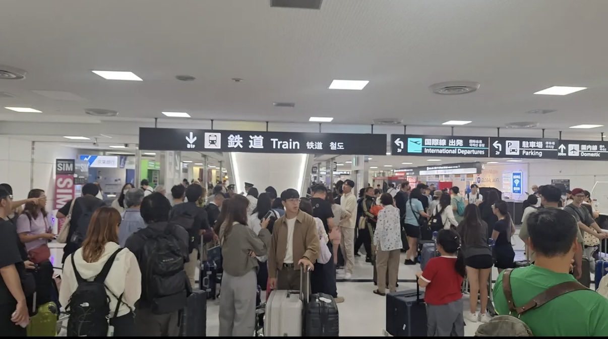 Zone inundate în apropierea Aeroportului Narita cu vehicule blocate și intervenții de urgență din cauza inundațiilor Aeroport Narita, blocaj transport, decese ploi Japonia. | sursa foto: News.ro Zone inundate în apropierea Aeroportului Narita cu vehicule blocate și intervenții de urgență din cauza inundațiilor Aeroport Narita, blocaj transport, decese ploi Japonia. | sursa foto: News.ro