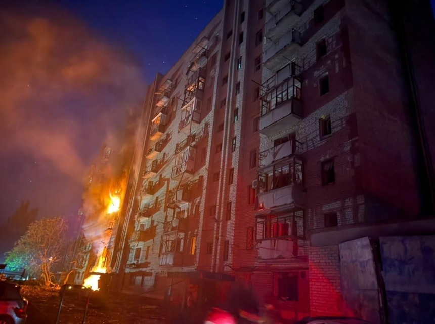 Clădiri rezidențiale avariate în Hramatorsk după atacuri ruseşti Ucraina, cu răniți și intervenții medicale în zonă Zaporojie răniți. | sursa foto: News.ro Clădiri rezidențiale avariate în Hramatorsk după atacuri ruseşti Ucraina, cu răniți și intervenții medicale în zonă Zaporojie răniți. | sursa foto: News.ro