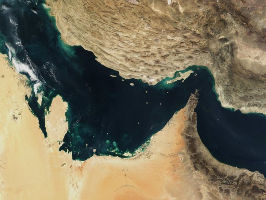 Petrolier Adnoc atacat în Strâmtoarea Ormuz, cu nave militare iraniene și americane în apropiere, afectând securitatea energetică regională. | sursa foto: News.ro Petrolier Adnoc atacat în Strâmtoarea Ormuz, cu nave militare iraniene și americane în apropiere, afectând securitatea energetică regională. | sursa foto: News.ro