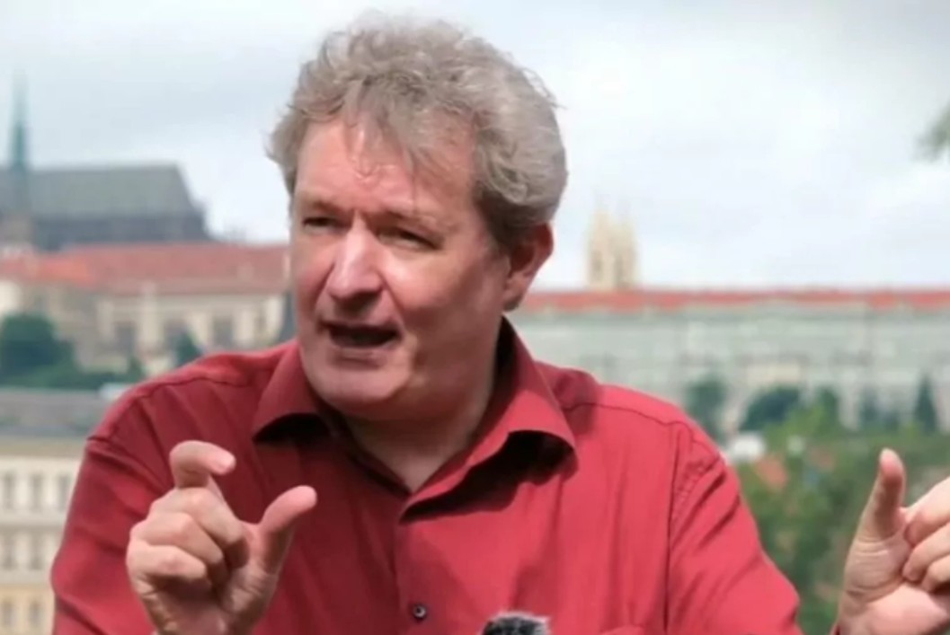 Michael Martens în timpul unei conferințe de presă, subiectul anchetei penale Rusia pentru incitare ură Cod penal. | sursa foto: News.ro Michael Martens în timpul unei conferințe de presă, subiectul anchetei penale Rusia pentru incitare ură Cod penal. | sursa foto: News.ro