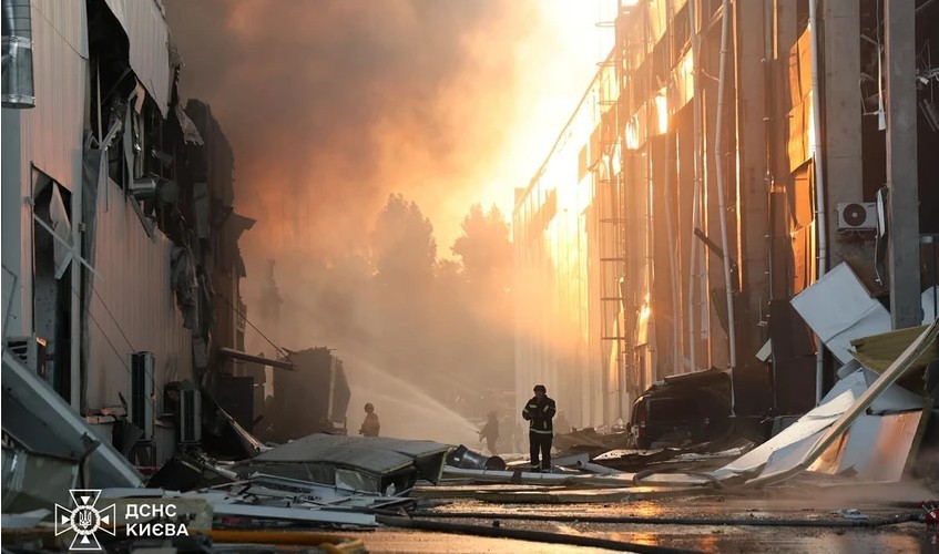 Explozie puternică în cartier rezidențial din Kiev după atac rachete balistice, cu victime atac Kiev și daune infrastructură vizibile. | sursa foto: News.ro Explozie puternică în cartier rezidențial din Kiev după atac rachete balistice, cu victime atac Kiev și daune infrastructură vizibile. | sursa foto: News.ro
