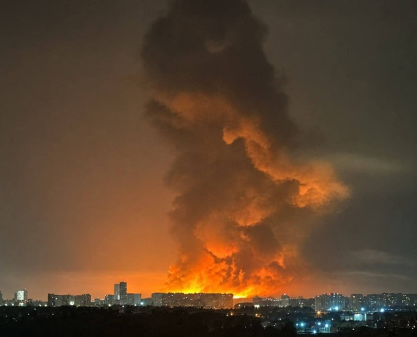 Bloc de locuințe avariat cu etaje prăbușite și incendiu în districtul Solomianskii, în urma bombardamentelor Kiev cu victime civile și districte afectate. | sursa foto: News.ro Bloc de locuințe avariat cu etaje prăbușite și incendiu în districtul Solomianskii, în urma bombardamentelor Kiev cu victime civile și districte afectate. | sursa foto: News.ro