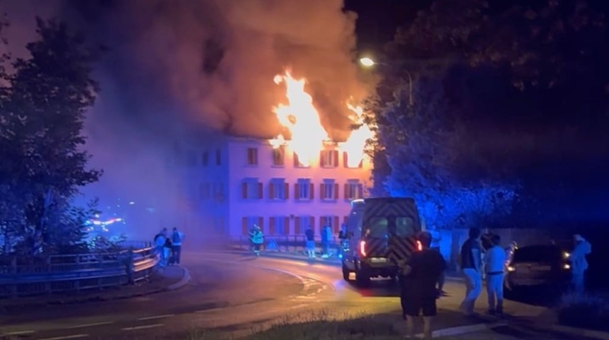 Clădire cu mai multe etaje cuprinsă de flăcări și fum dens, pompieri intervenind la incendiu Thusis, persoane dispărute și răniți incendiu | sursa foto: News.ro Clădire cu mai multe etaje cuprinsă de flăcări și fum dens, pompieri intervenind la incendiu Thusis, persoane dispărute și răniți incendiu | sursa foto: News.ro