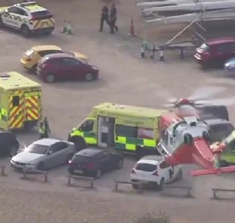 Echipaje de salvare mare și elicopter medical intervenind pe plaja Shoreham după accident înecare Shoreham cu familie tragedie și victime în mare. | sursa foto: News.ro Echipaje de salvare mare și elicopter medical intervenind pe plaja Shoreham după accident înecare Shoreham cu familie tragedie și victime în mare. | sursa foto: News.ro