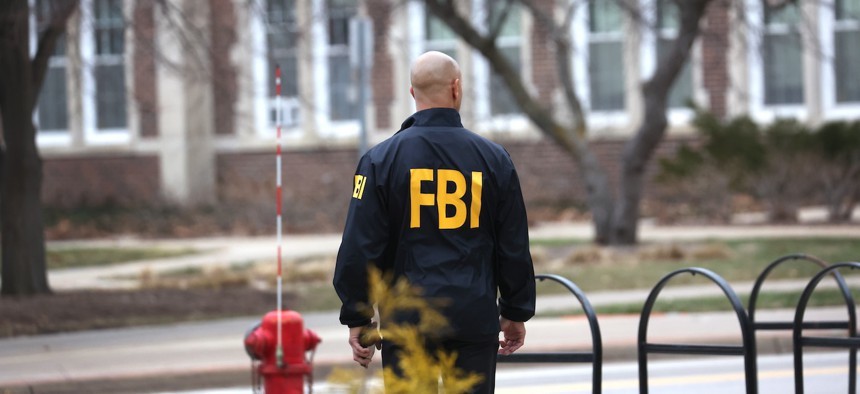 Adolescent reținut în Montréal după planificarea unui atac școală Canada, FBI avertizează despre extremism violent și amenințări specifice comunităților vizate | sursa foto: News.ro Adolescent reținut în Montréal după planificarea unui atac școală Canada, FBI avertizează despre extremism violent și amenințări specifice comunităților vizate | sursa foto: News.ro