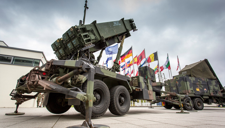 Sistem de apărare aeriană cu lansatoare de rachete Patriot pregătite, evidențiind stocuri rachete critice în Europa din cauza conflictului cu Iranul | sursa foto: News.ro Sistem de apărare aeriană cu lansatoare de rachete Patriot pregătite, evidențiind stocuri rachete critice în Europa din cauza conflictului cu Iranul | sursa foto: News.ro
