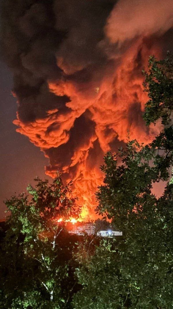 Centru logistic Wildberries Rusia în regiunea Tambov cu incendiu extins după atacuri forțe ucrainene și drone în timpul raidului nocturn. | sursa foto: News.ro Centru logistic Wildberries Rusia în regiunea Tambov cu incendiu extins după atacuri forțe ucrainene și drone în timpul raidului nocturn. | sursa foto: News.ro
