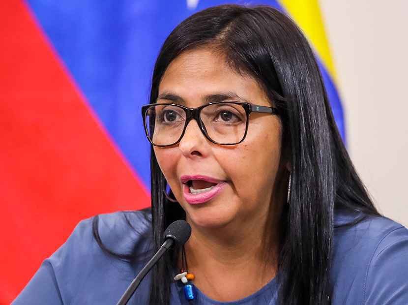 Delcy Rodriguez semnând acord energetic Venezuela SUA pentru creșterea producției petrol la 1,5 milioane barili pe zi și dezvoltarea câmpurilor petroliere. | sursa foto: News.ro Delcy Rodriguez semnând acord energetic Venezuela SUA pentru creșterea producției petrol la 1,5 milioane barili pe zi și dezvoltarea câmpurilor petroliere. | sursa foto: News.ro