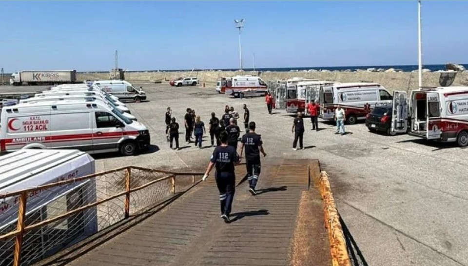 Feribot parțial scufundat în largul Ciprului, cu echipe de salvare și pasageri cu veste portocalii în operațiune salvare după naufragiu feribot Cipru, victime naufragiu confirmate. | sursa foto: News.ro Feribot parțial scufundat în largul Ciprului, cu echipe de salvare și pasageri cu veste portocalii în operațiune salvare după naufragiu feribot Cipru, victime naufragiu confirmate. | sursa foto: News.ro
