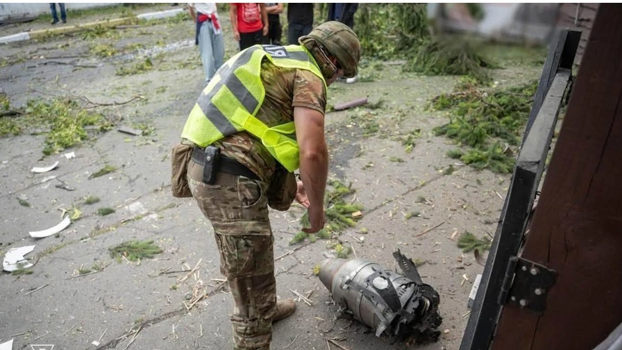 Clădire în flăcări în cartierul Șevcenkovski din Kiev după atac drone Kiev, cu pagube materiale și victime răniți asistate de echipe de intervenție | sursa foto: News.ro Clădire în flăcări în cartierul Șevcenkovski din Kiev după atac drone Kiev, cu pagube materiale și victime răniți asistate de echipe de intervenție | sursa foto: News.ro