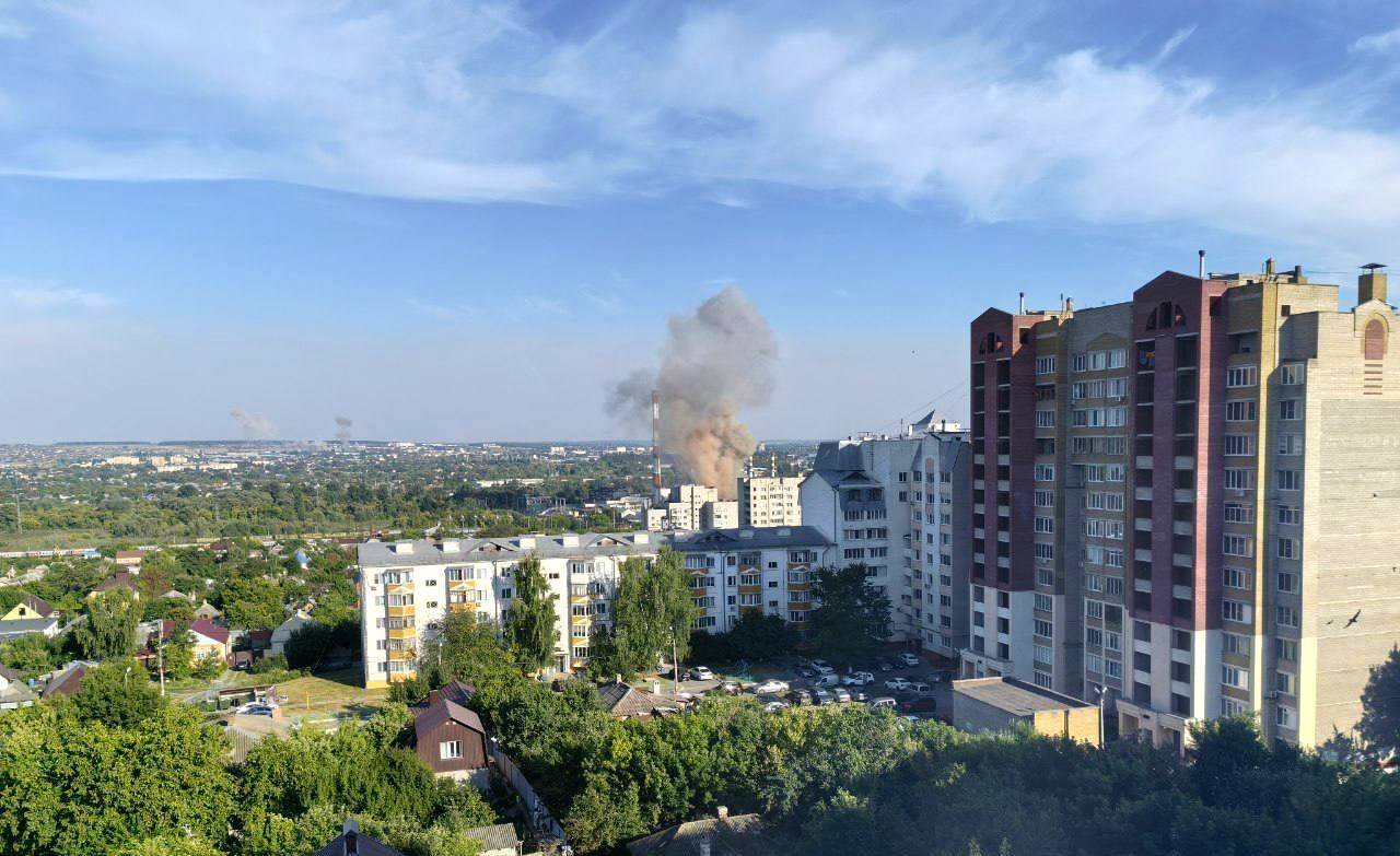 Fumul gros și flăcări ridicate din incendii depozite după atac rachete Belgorod cu victime atac și pagube în clădiri comerciale | sursa foto: News.ro Fumul gros și flăcări ridicate din incendii depozite după atac rachete Belgorod cu victime atac și pagube în clădiri comerciale | sursa foto: News.ro