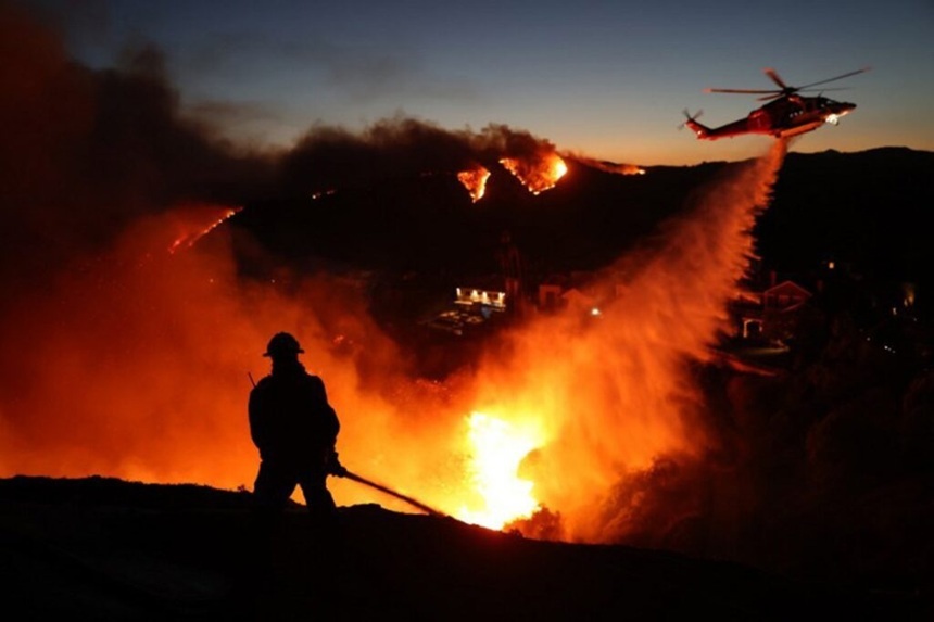 Președintele Algeriei discutând modificarea Codului penal pentru reintroducerea pedepsei cu moartea la piromani în contextul incendiilor forestiere grave | sursa foto: News.ro Președintele Algeriei discutând modificarea Codului penal pentru reintroducerea pedepsei cu moartea la piromani în contextul incendiilor forestiere grave | sursa foto: News.ro