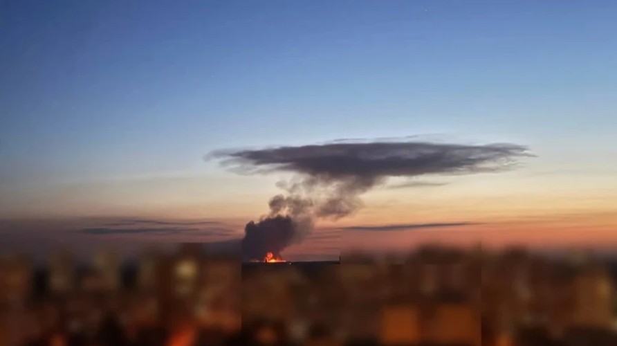 Depozit explozibili din Bucea cu fum și flăcări după atac dronă Bucea, anchetă neglijență depozitare în curs pentru incendiu și victime. | sursa foto: News.ro Depozit explozibili din Bucea cu fum și flăcări după atac dronă Bucea, anchetă neglijență depozitare în curs pentru incendiu și victime. | sursa foto: News.ro