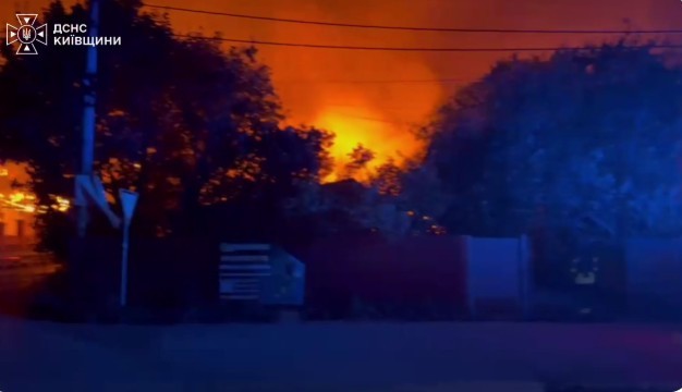 Explozie puternică la un depozit din Kiev după atacuri drone Rusia, cu flăcări și fum dens în zona afectată a orașului. | sursa foto: News.ro Explozie puternică la un depozit din Kiev după atacuri drone Rusia, cu flăcări și fum dens în zona afectată a orașului. | sursa foto: News.ro