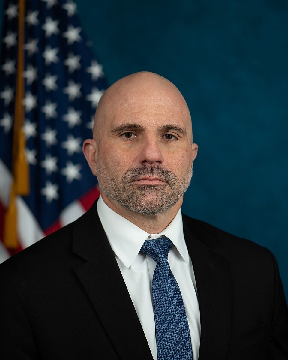 Chris Raia, adjunct FBI, vorbind la conferință despre amenințările teroriste și radicalizarea online după atentatele 11 septembrie, FBI terorism. | sursa foto: News.ro Chris Raia, adjunct FBI, vorbind la conferință despre amenințările teroriste și radicalizarea online după atentatele 11 septembrie, FBI terorism. | sursa foto: News.ro