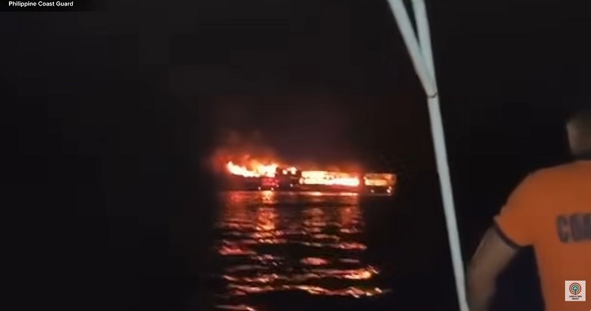 Feribot cuprins de flăcări în largul coastelor Palawan, în timpul operațiunilor salvare feribot după incendiul feribot Filipine cu victime incendiu confirmate. | sursa foto: News.ro Feribot cuprins de flăcări în largul coastelor Palawan, în timpul operațiunilor salvare feribot după incendiul feribot Filipine cu victime incendiu confirmate. | sursa foto: News.ro