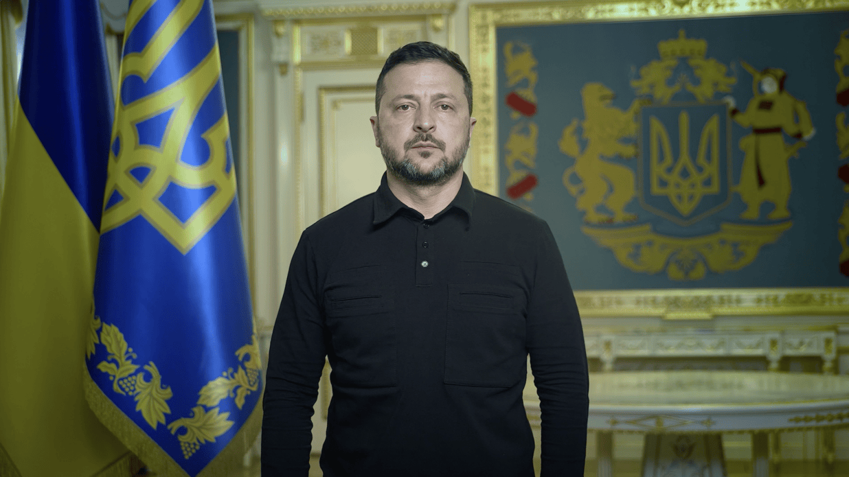 Volodimir Zelenski și prim-ministrul canadian discutând în timpul vizitei oficiale pentru sprijin Ucraina în Canada, cu steaguri naționale în fundal. | sursa foto: News.ro Volodimir Zelenski și prim-ministrul canadian discutând în timpul vizitei oficiale pentru sprijin Ucraina în Canada, cu steaguri naționale în fundal. | sursa foto: News.ro