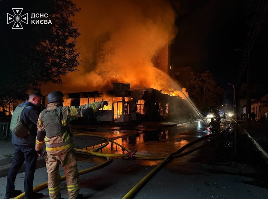 Clădire rezidențială avariată în Kiev după atacuri aeriene Ucraina, victime civile și orașe lovite în fundal cu fum și echipe de intervenție. | sursa foto: News.ro Clădire rezidențială avariată în Kiev după atacuri aeriene Ucraina, victime civile și orașe lovite în fundal cu fum și echipe de intervenție. | sursa foto: News.ro