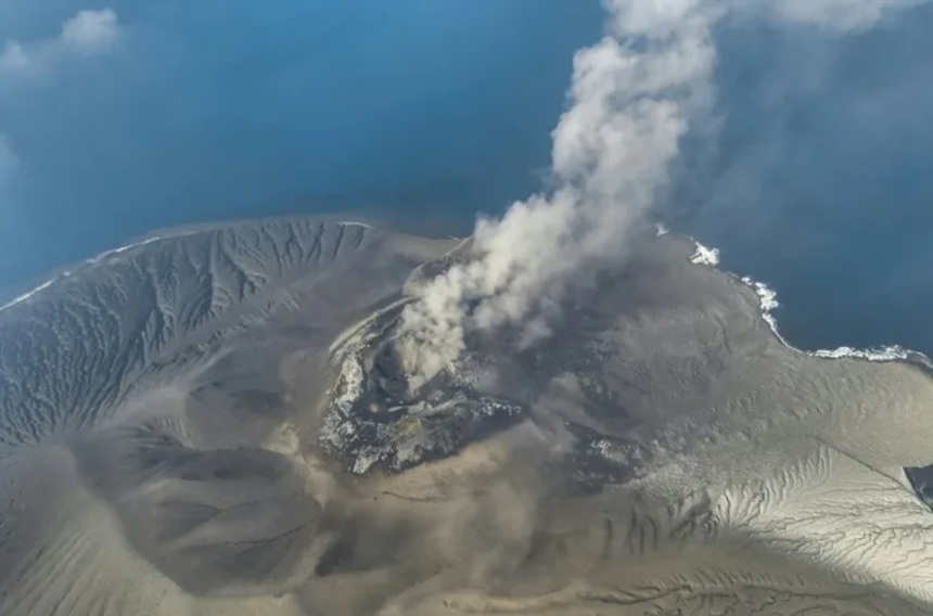 Vapor dispărut Indonezia în apele tulburi lângă vulcanul Anak Krakatau, echipe de căutări salvare în condiții meteo dificile. | sursa foto: News.ro Vapor dispărut Indonezia în apele tulburi lângă vulcanul Anak Krakatau, echipe de căutări salvare în condiții meteo dificile. | sursa foto: News.ro