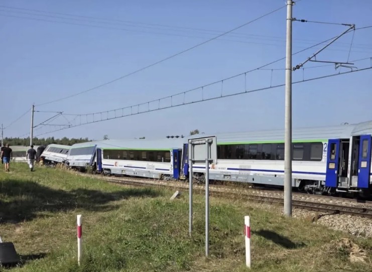 Locomotivă răsturnată și vagoane deraiate după deraiere tren Polonia în accident trecere la nivel cu camion, răniți în intervenție salvare | sursa foto: News.ro Locomotivă răsturnată și vagoane deraiate după deraiere tren Polonia în accident trecere la nivel cu camion, răniți în intervenție salvare | sursa foto: News.ro