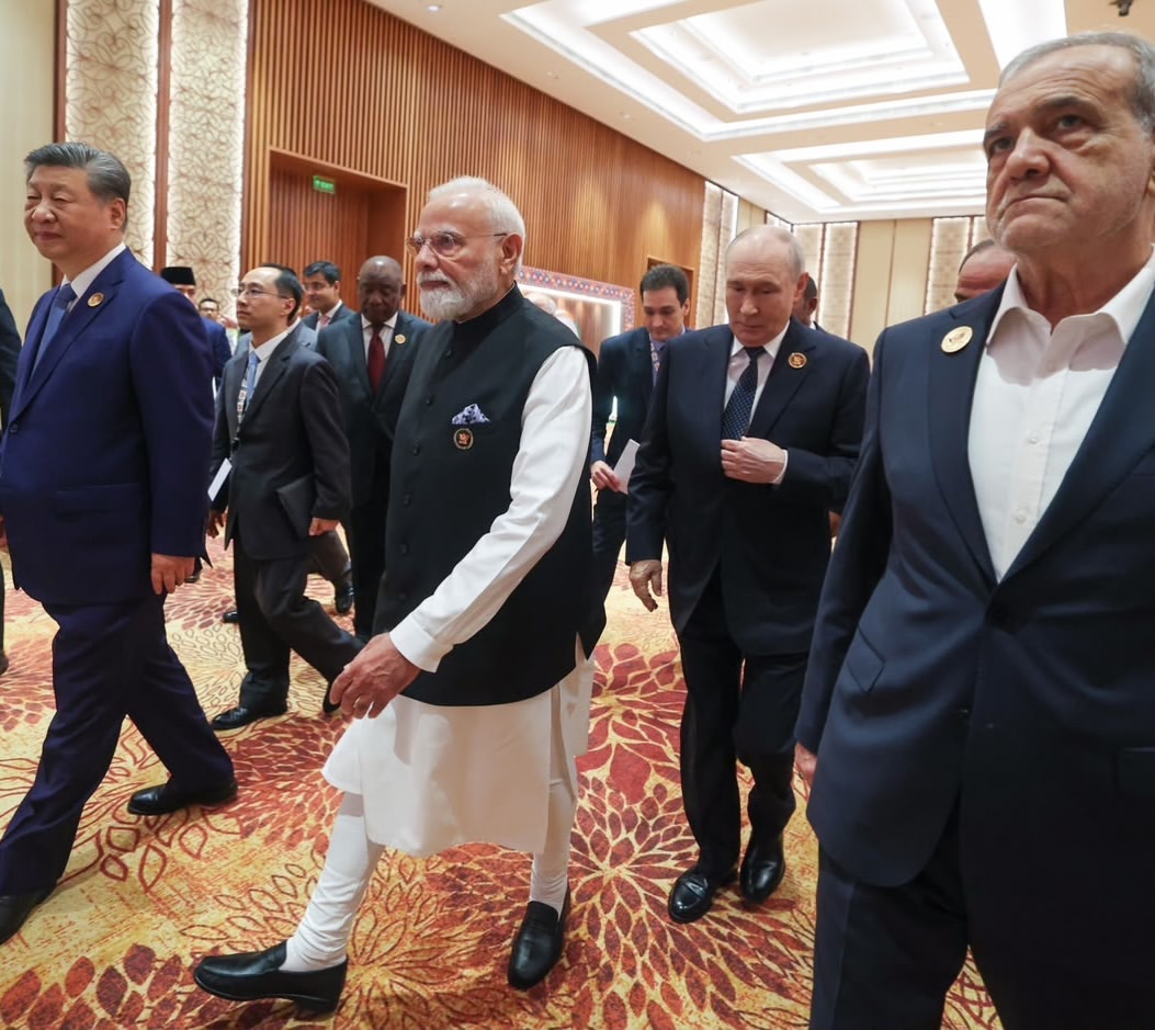 Liderii Chinei și Indiei discutând la summit BRICS în New Delhi, evidențiind relații China-India și apelul la reținere în conflictul Orientul Mijlociu. | sursa foto: News.ro Liderii Chinei și Indiei discutând la summit BRICS în New Delhi, evidențiind relații China-India și apelul la reținere în conflictul Orientul Mijlociu. | sursa foto: News.ro