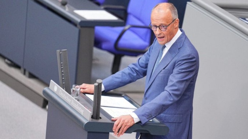 Friedrich Merz vorbind în Bundestag, în contextul acuzațiilor AfD privind remigrația și epurarea etnică în discursul politic german. | sursa foto: News.ro Friedrich Merz vorbind în Bundestag, în contextul acuzațiilor AfD privind remigrația și epurarea etnică în discursul politic german. | sursa foto: News.ro
