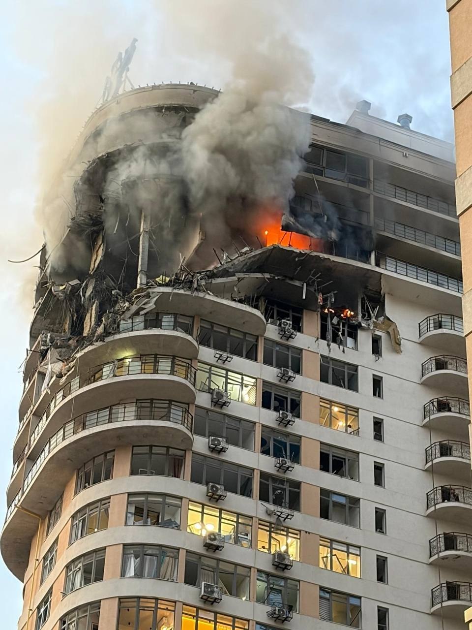 Bloc de apartamente din Odesa avariat și cuprins de flăcări după atac Rusia Ucraina, cu echipe de intervenție și victime atac Odesa în zonă, testând apărarea aeriană Ucraina. | sursa foto: News.ro Bloc de apartamente din Odesa avariat și cuprins de flăcări după atac Rusia Ucraina, cu echipe de intervenție și victime atac Odesa în zonă, testând apărarea aeriană Ucraina. | sursa foto: News.ro