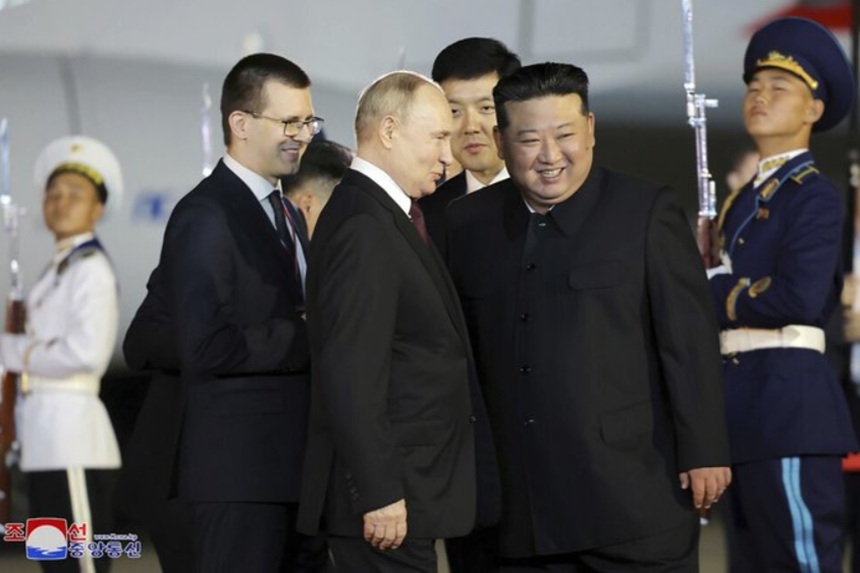 Kim Jong Un discutând cu oficiali militari nord-coreeni în contextul sprijinului Coreea de Nord pentru război Rusia și soldați nord-coreeni uciși. | sursa foto: News.ro Kim Jong Un discutând cu oficiali militari nord-coreeni în contextul sprijinului Coreea de Nord pentru război Rusia și soldați nord-coreeni uciși. | sursa foto: News.ro