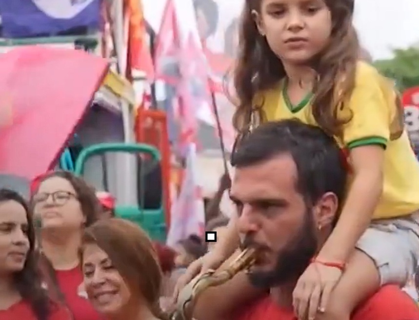 Mulțime de manifestanți în Brazilia purtând pancarte și steaguri în susținere Lula la alegeri prezidențiale din octombrie 2024 | sursa foto: News.ro Mulțime de manifestanți în Brazilia purtând pancarte și steaguri în susținere Lula la alegeri prezidențiale din octombrie 2024 | sursa foto: News.ro