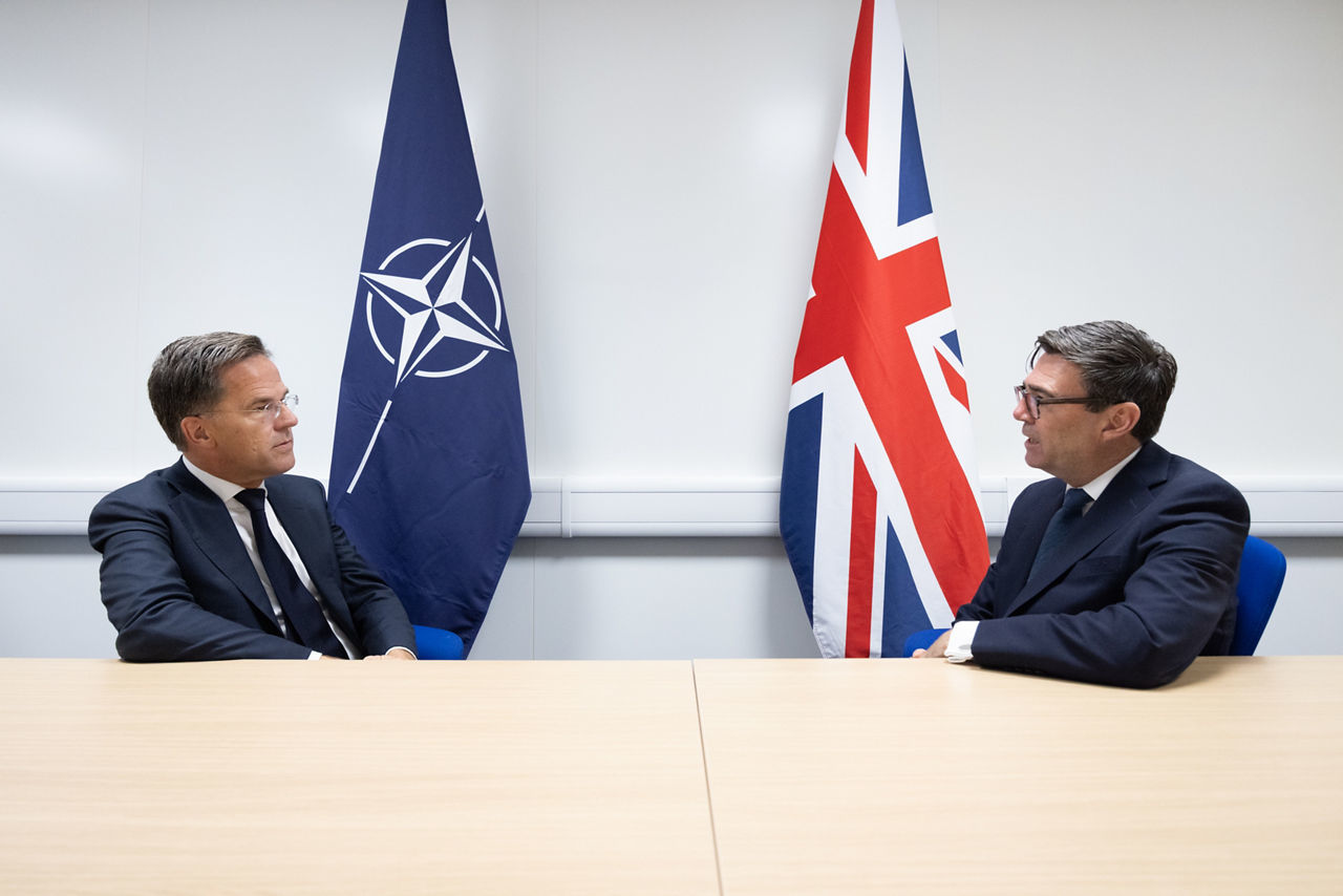 Secretarul general NATO discutând creșterea cheltuielilor de apărare ale Regatului Unit pentru securitate și consolidarea alianței militare. | sursa foto: News.ro Secretarul general NATO discutând creșterea cheltuielilor de apărare ale Regatului Unit pentru securitate și consolidarea alianței militare. | sursa foto: News.ro