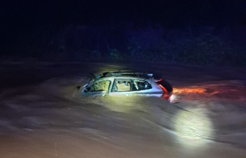 Străzi inundate în Catalonia cu mașini blocate și autobuze ocolind trasee, reflectând inundații Spania și perturbări transport după ploi puternice. | sursa foto: News.ro Străzi inundate în Catalonia cu mașini blocate și autobuze ocolind trasee, reflectând inundații Spania și perturbări transport după ploi puternice. | sursa foto: News.ro