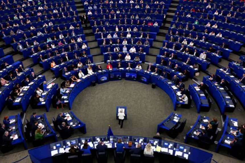 Ursula von der Leyen prezentând propunerea pentru Consiliu de Securitate European și noua Strategie de Securitate Europeană împotriva amenințărilor hibride Europa. | sursa foto: News.ro Ursula von der Leyen prezentând propunerea pentru Consiliu de Securitate European și noua Strategie de Securitate Europeană împotriva amenințărilor hibride Europa. | sursa foto: News.ro